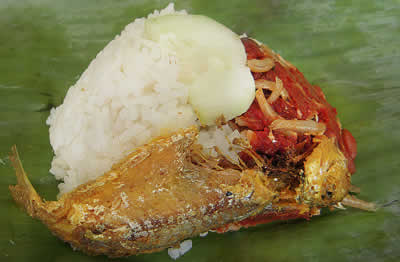 ナシ・レマッ(Nasi Lemak)を開けたところ